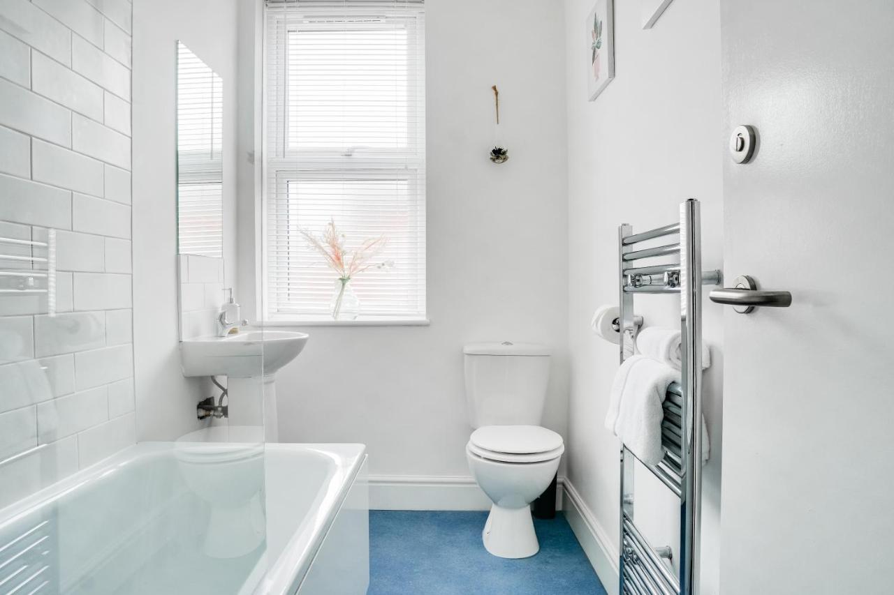 Spacious 4 Bedroom House Near Leeds Cc Beeston Hill ภายนอก รูปภาพ