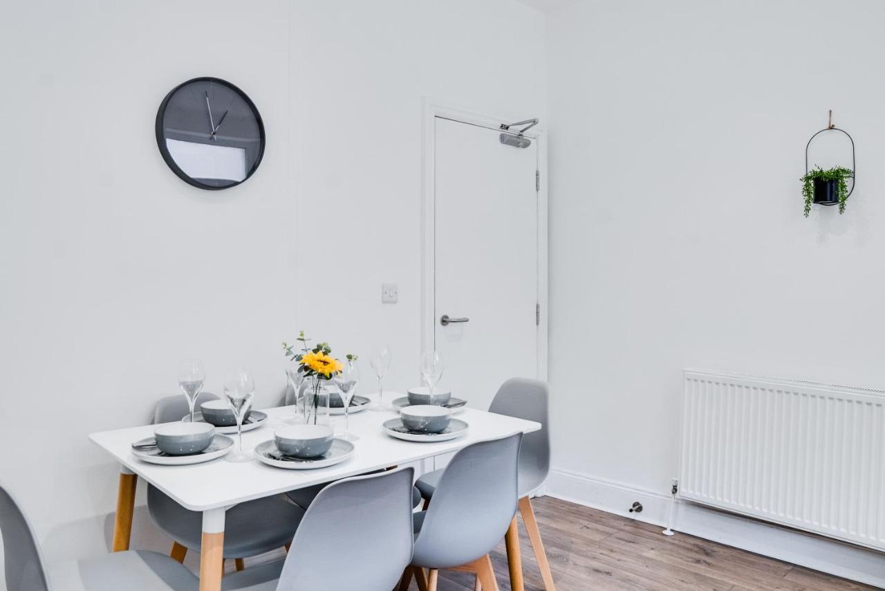 Spacious 4 Bedroom House Near Leeds Cc Beeston Hill ภายนอก รูปภาพ